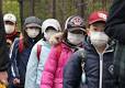 〈4月20日（水）〉放射線の影響を考え、マスクをつけて登校する子どもたち＝20日午前7時41分、福島市内 朝日新聞degital (1)